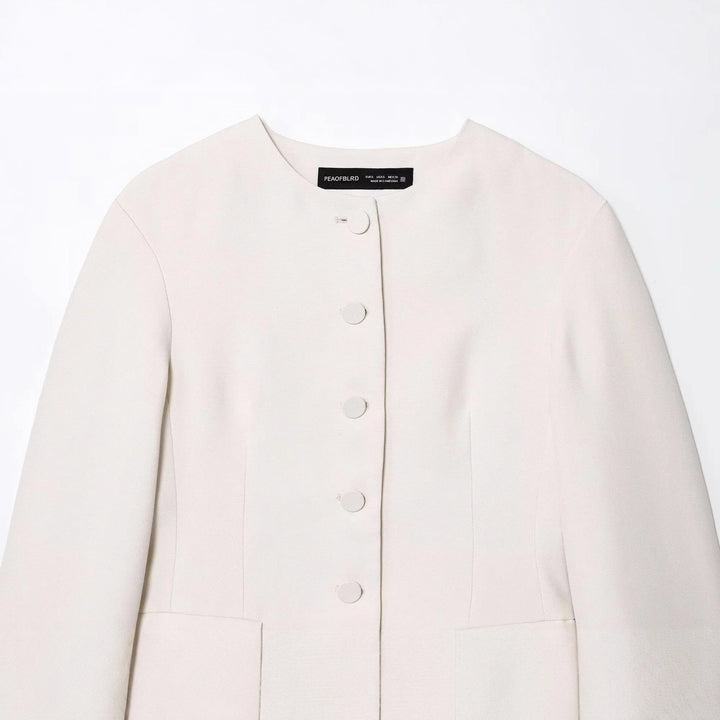 Damen taillierte Blazerjacke mit Rundhalsausschnitt, verdeckter Knopfleiste und Pattentaschen – Valéne