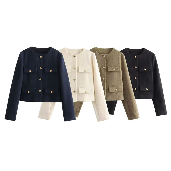 Damen kurz geschnittene Bouclé-Tweedjacke mit Rundhalsausschnitt Zierknopfdetails und aufgesetzten Pattentaschen – Célinea