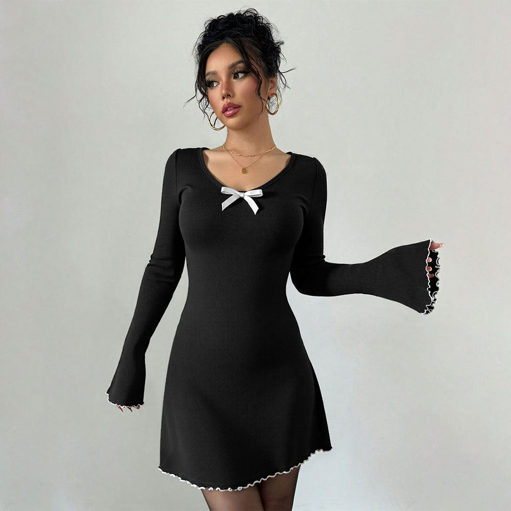 Damen geripptes Minikleid mit Trompetenärmeln, Zierschleife am Dekolleté und welligem Saum – Élara