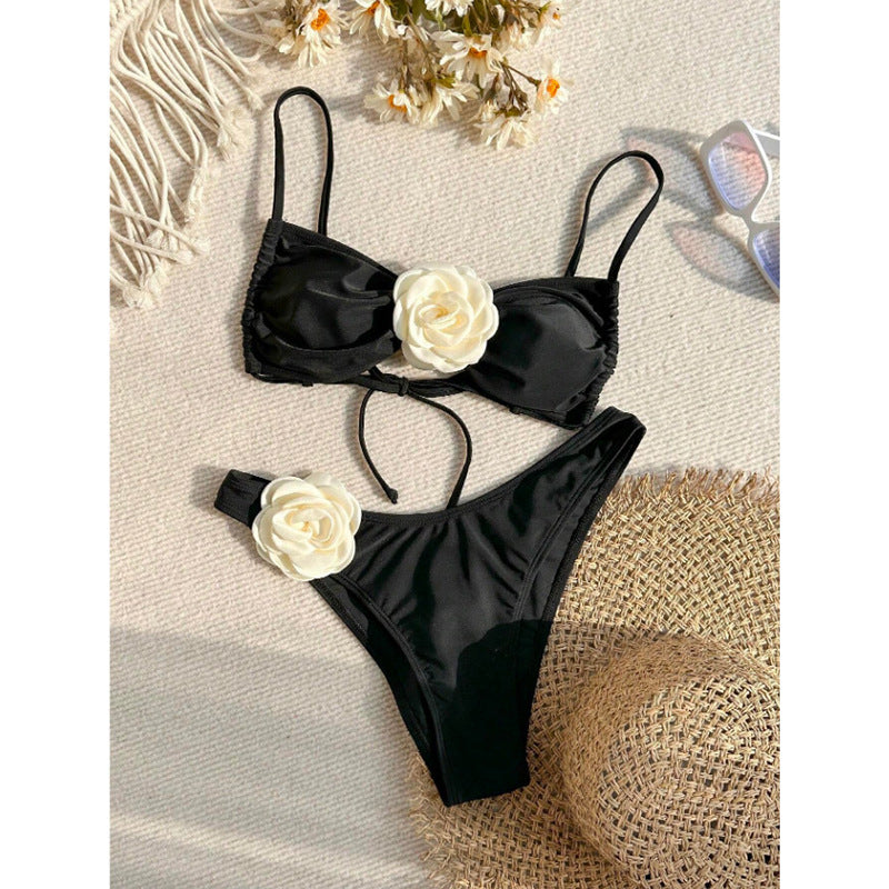 Damen Eleganter Bikini mit floralem Dekor Echo Archiv