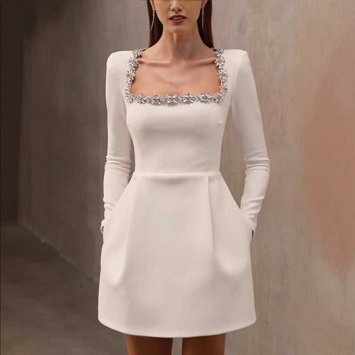 Damen elegantes Cocktailkleid mit besticktem Ausschnitt und ausgestelltem Rock Echo Archiv