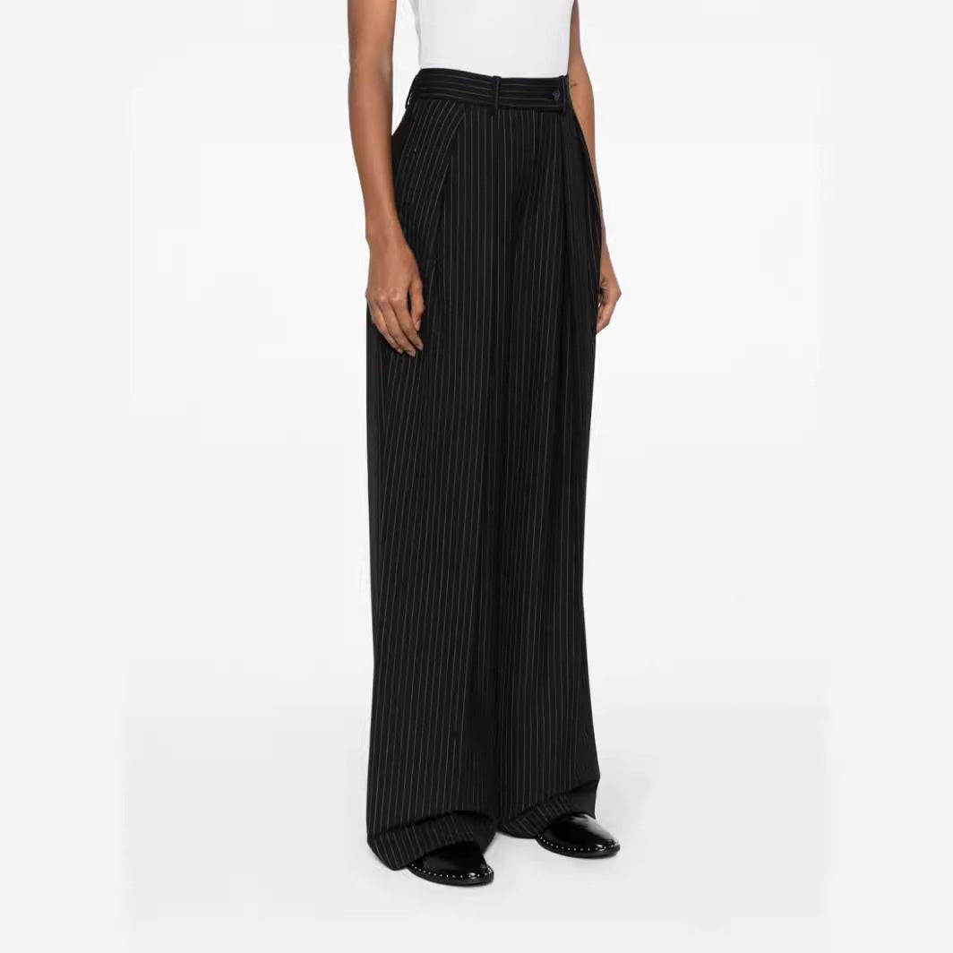 Damen Zweiteiliger Nadelstreifen-Anzug mit oversized Doppelreiher und weiten Bundfaltenhosen Echoarchiv