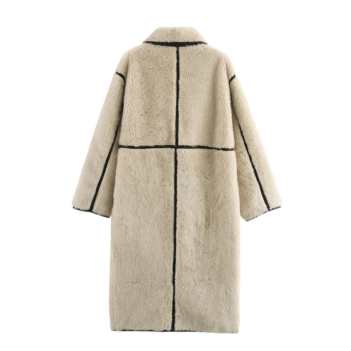 Damen langer Teddy-Mantel mit Knebelverschlüssen, kontrastierender Paspelierung und voluminösem Oversize-Kragen – Montévia