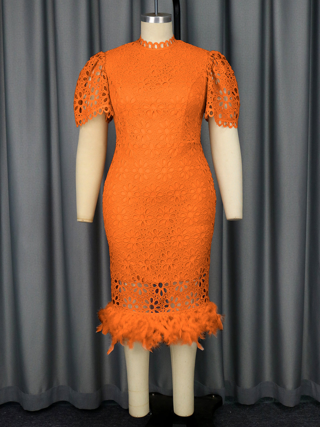 Damen Hochwertiges Spitzenkleid mit voluminösen Puffärmeln und fransigem Saum Echo Archiv