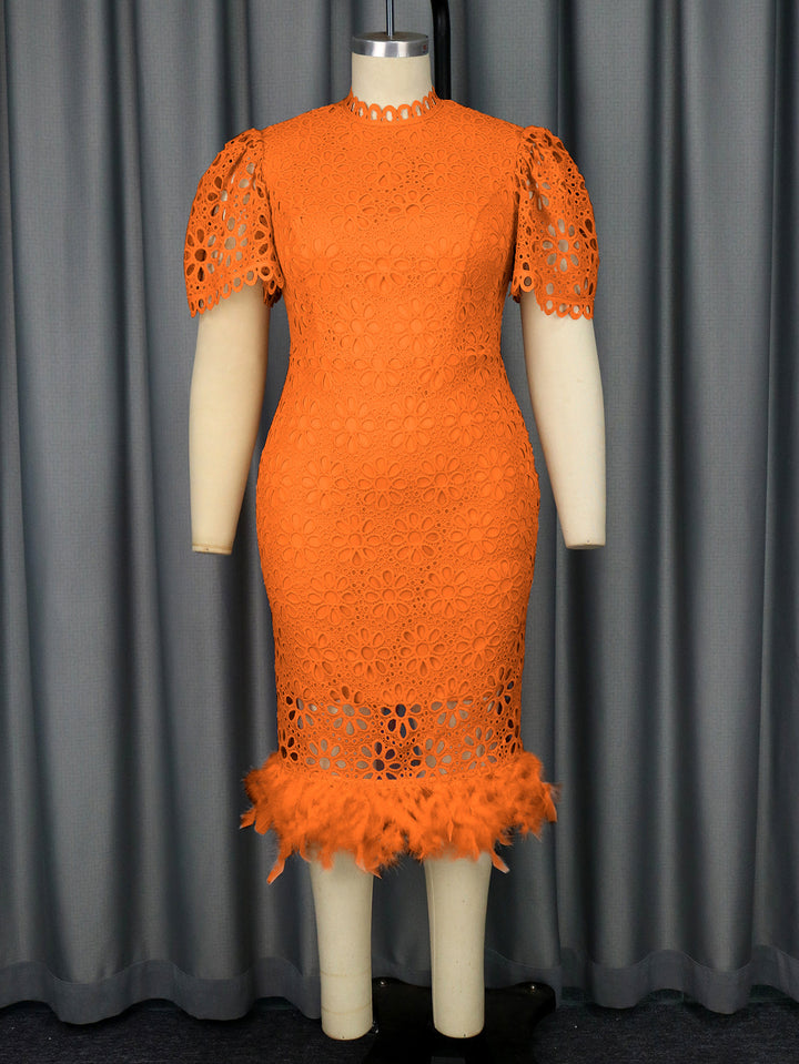 Damen Elegantes Kleid mit floralen Spitzenakzenten und Federdetails Echo Archiv