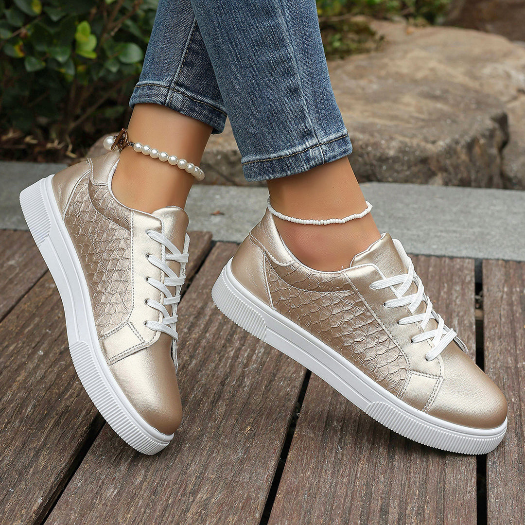 Damen Flache Sneaker mit Metallic‑Finish und geprägter Seitenstruktur Echo Archiv