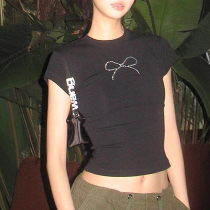 Damen Kurzarm T-Shirt mit elegantem Schleifenmuster und figurbetontem Design Echo Archiv