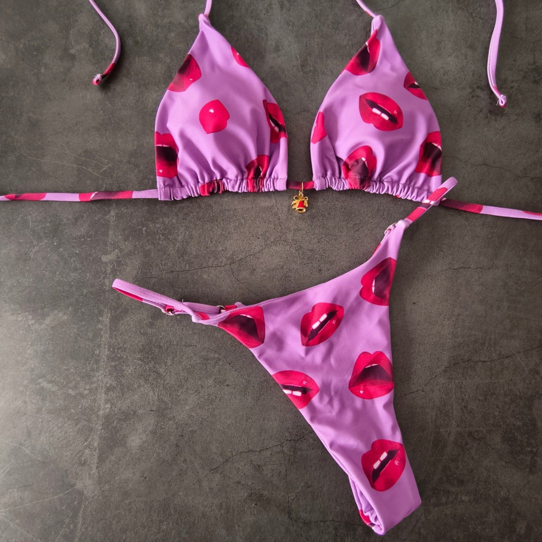 Damen Triangel-Bikini mit verspieltem Lippen-Design – Maréssa