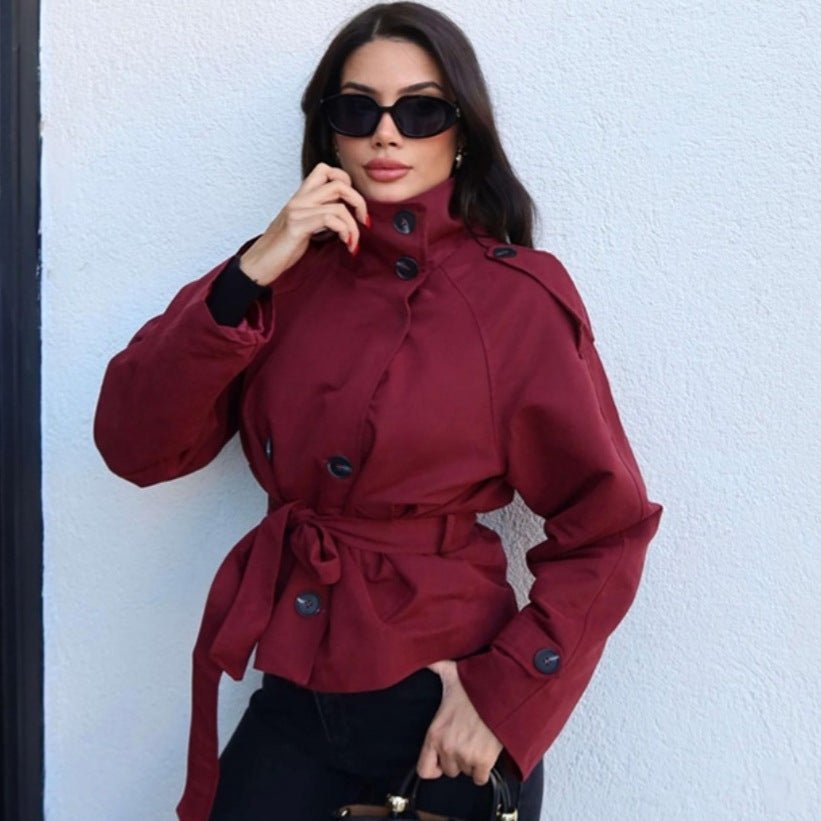 Damen nan kurztaillierte Trenchjacke mit hohem Stehkragen, doppeltreihiger Knopfleiste und taillierbarem Bindegürtel Echo Archiv