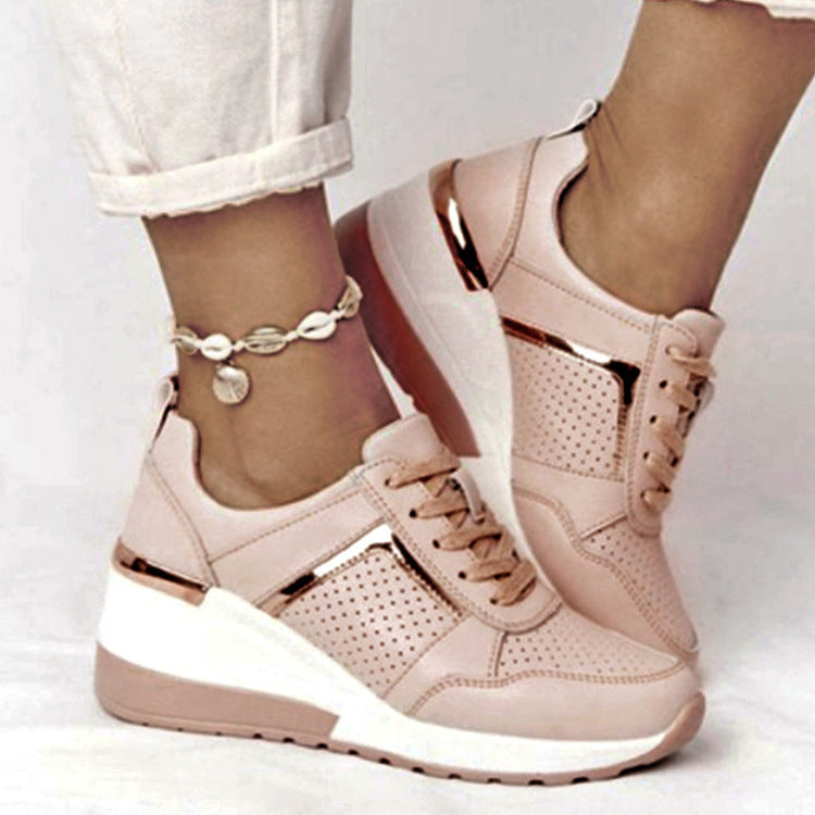 Damen Keilabsatz-Sneaker mit perforiertem Obermaterial und metallischem Akzent – Névara