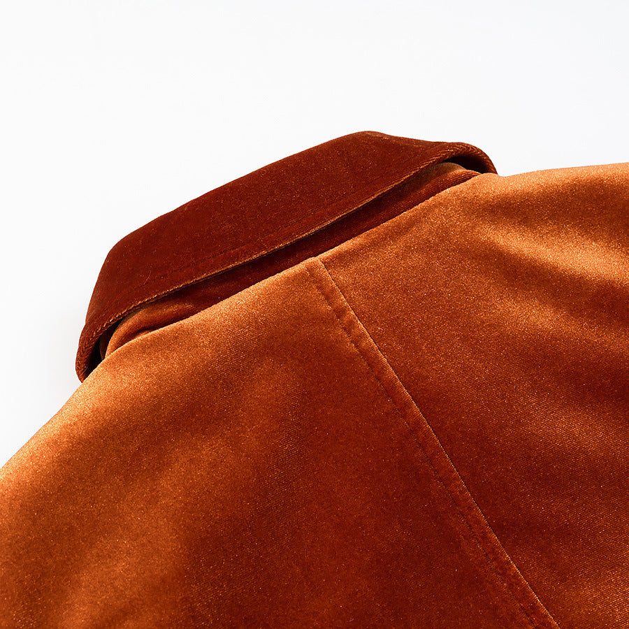 Damen Kurzjacke im Samt‑Look mit Hemdkragen, aufgesetzten Pattentaschen und goldfarbenen Zierknöpfen Echo Archiv