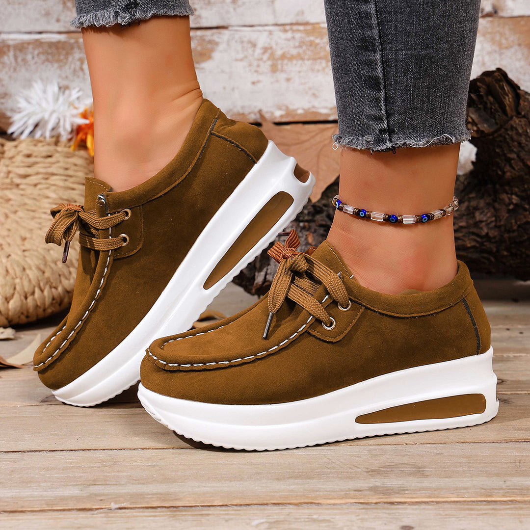 Damen Bequeme Keil‑Plateau‑Sneaker mit Wildlederoptik und gepolstertem Komfortfußbett – Névara