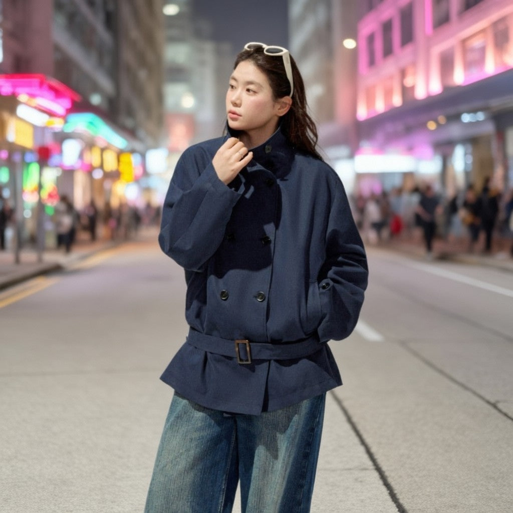 Damen Kurztrenchcoat mit taillierendem Gürtel und doppeltreiher Knopfleiste Echoarchiv