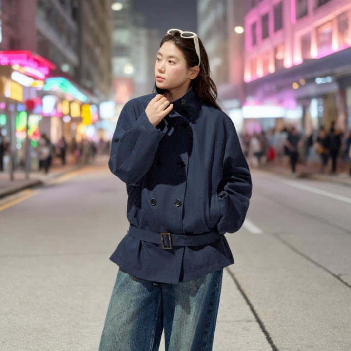 Damen Kurztrenchcoat mit taillierendem Gürtel und doppeltreiher Knopfleiste Echoarchiv