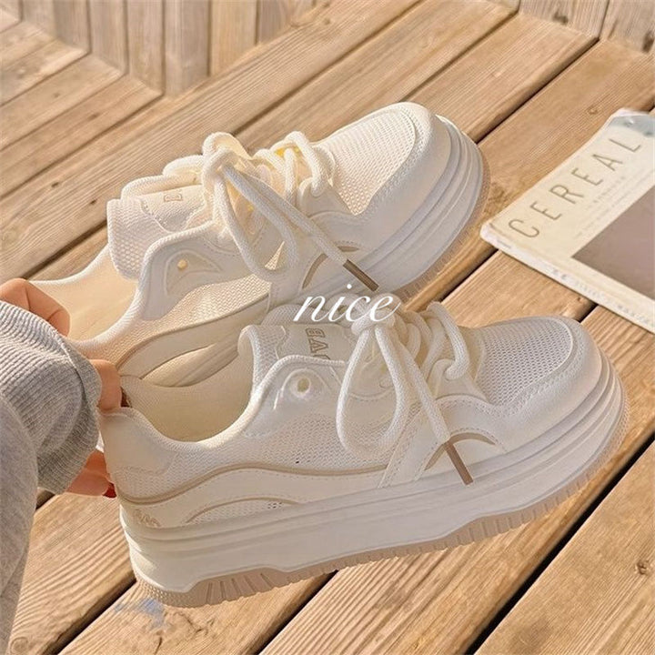 Damen Minimalistische Platform-Sneaker mit gepolstertem Komfortkragen und profilierter Wedgesohle – Névara