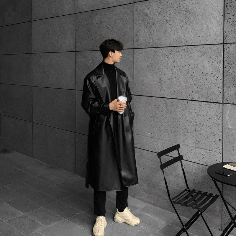 Herren modischer Longtrenchcoat aus hochwertigem Kunstleder mit elegantem Schnitt Echoarchiv