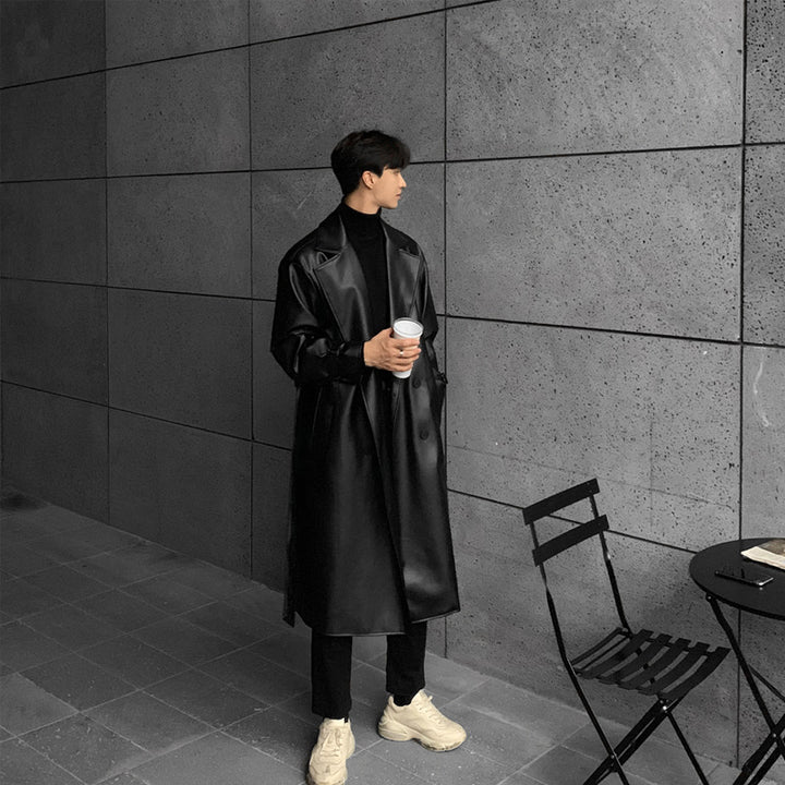 Herren modischer Longtrenchcoat aus hochwertigem Kunstleder mit elegantem Schnitt Echoarchiv