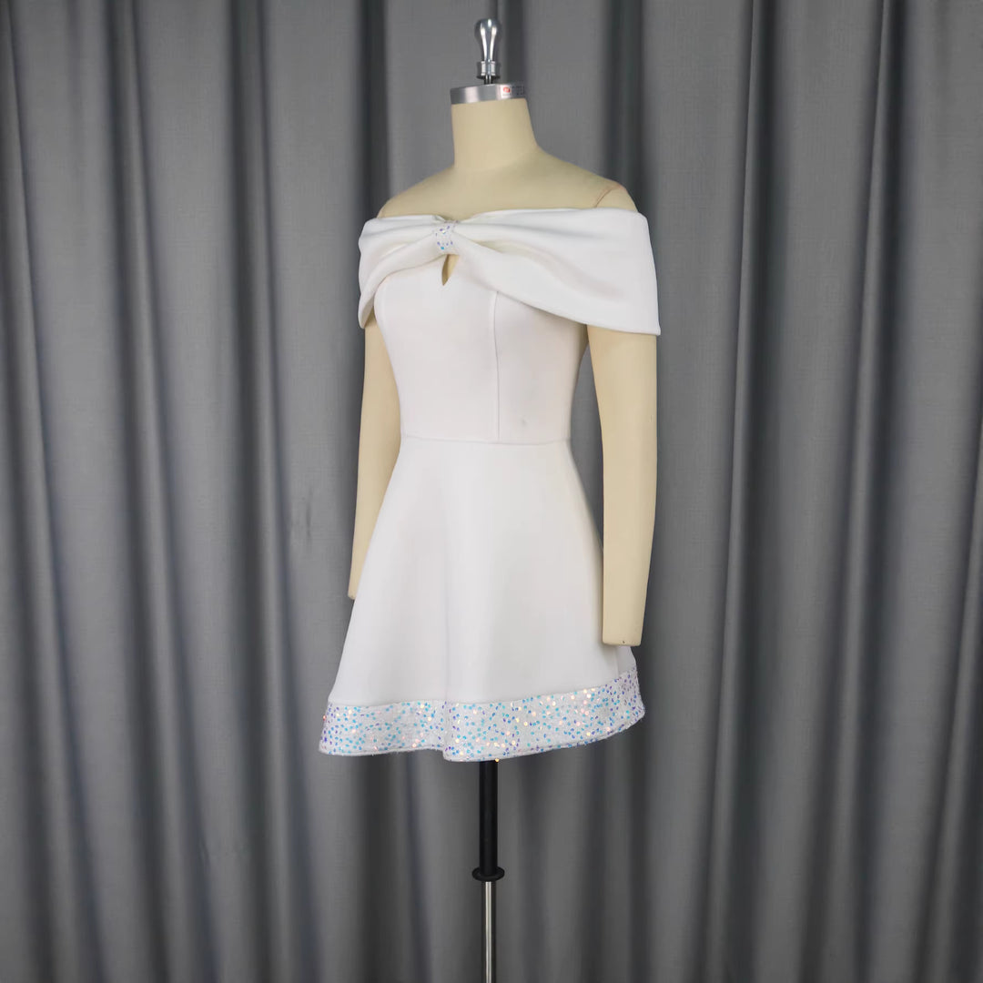 Damen Kurzkleid mit elegantem Off-Shoulder Design und funkelndem Saum Echo Archiv