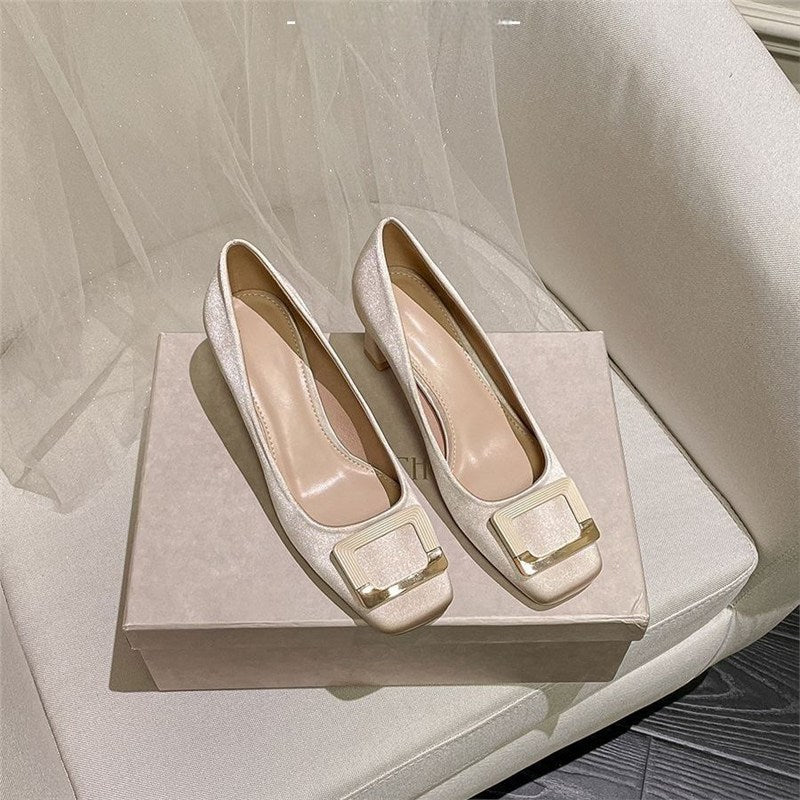 Damen Satin-Pumps mit quadratischer Zehenpartie, niedrigem Blockabsatz und dekorativer Metallschließe – Lioré