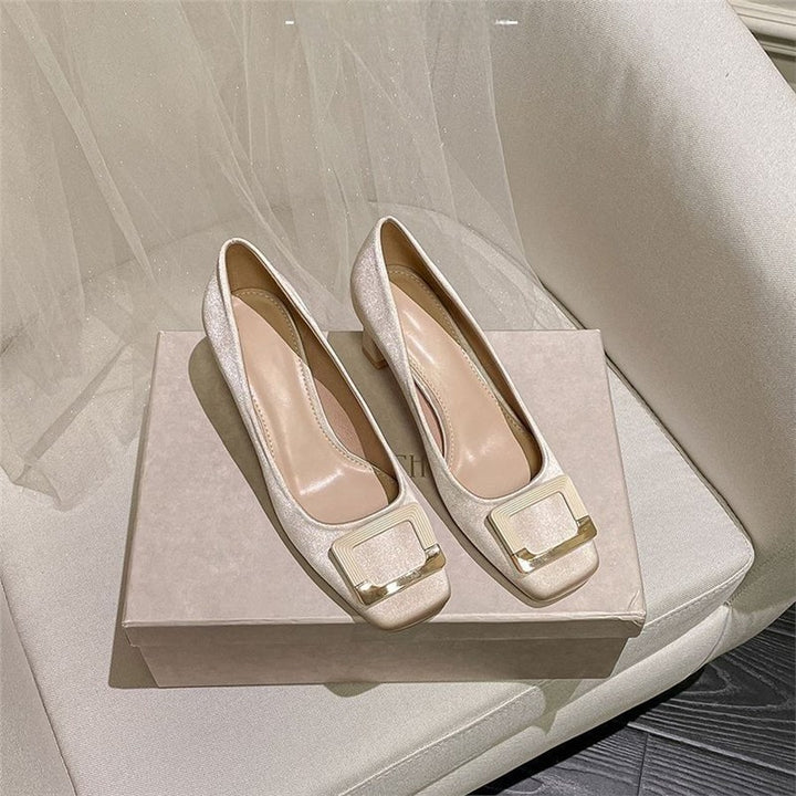 Damen Satin-Pumps mit quadratischer Zehenpartie, niedrigem Blockabsatz und dekorativer Metallschließe – Lioré