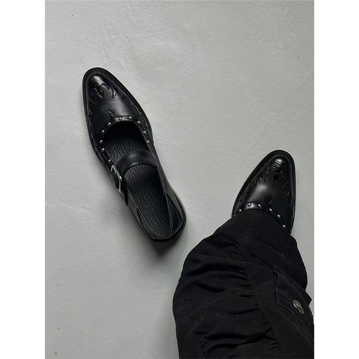 Damen Spitzer Mary-Jane-Loafer mit Schnallenriemen, Nietenbesatz und geprägtem Flammenmotiv – Lioré