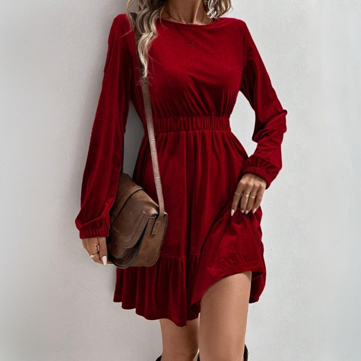 Damen Samt‑Minikleid mit elastischer Taillennaht und stufigem Volantrock – Élara