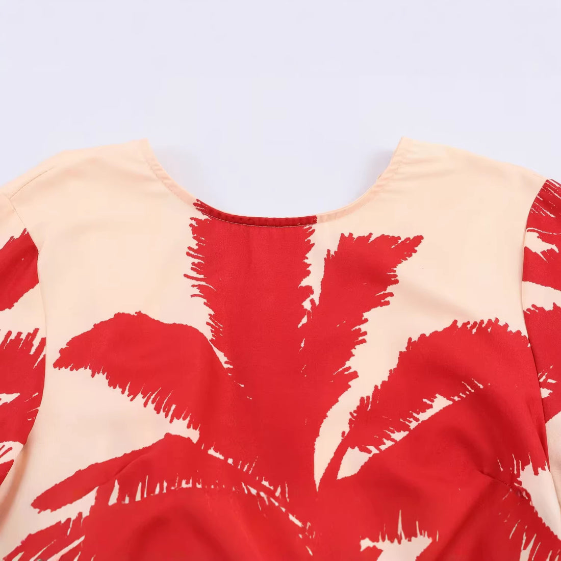 Damen Midikleid im Kimono‑Stil mit weitem Glockenärmel und tropischem Palmendruck Echoarchiv