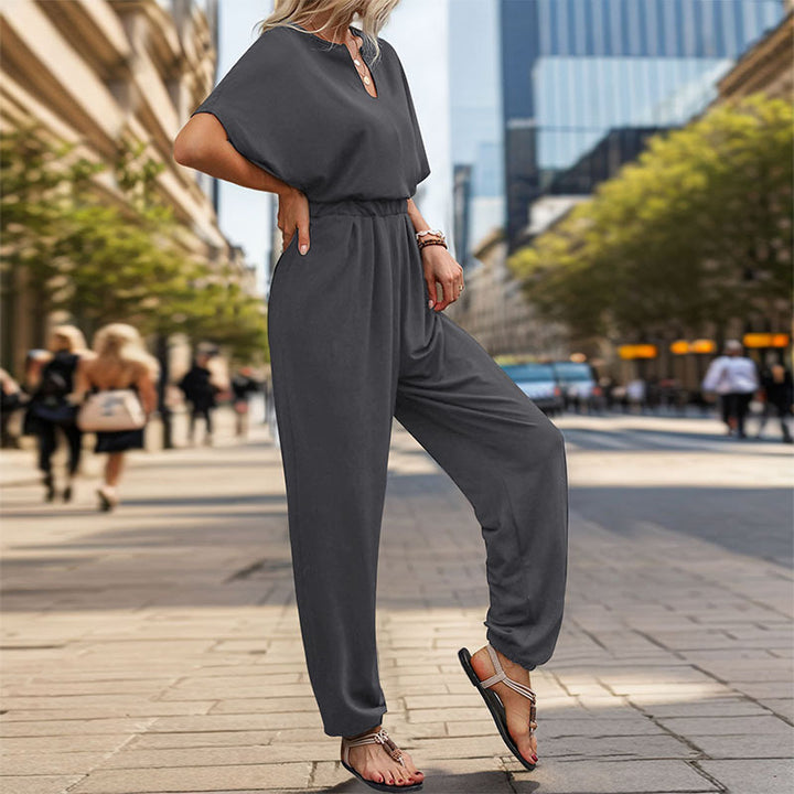 Damen Lässiger Jumpsuit mit Taillen-Smock, kurzem Fledermausärmel und elastischem Knöchelabschluss – Solévia