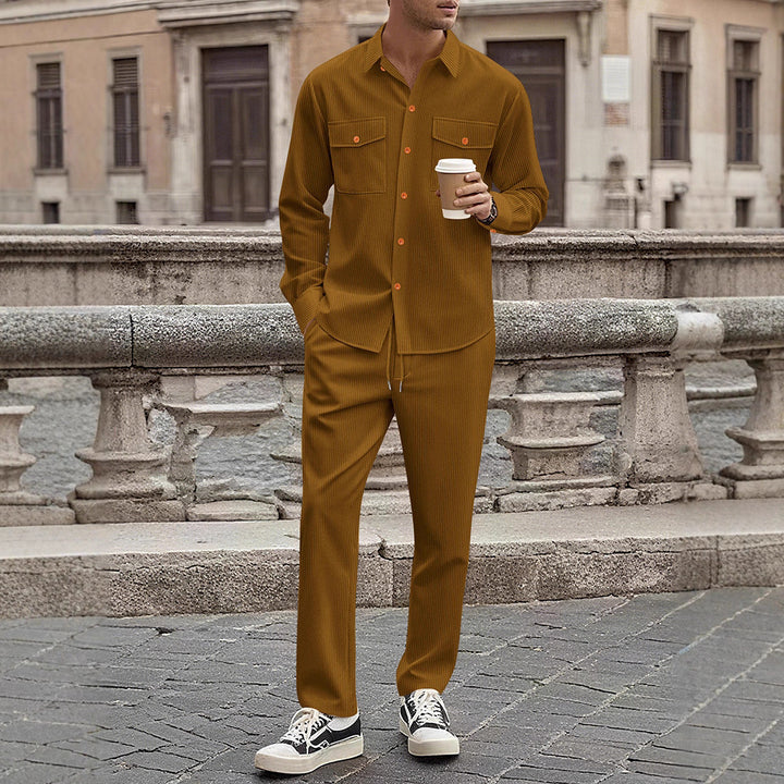 Herren lässiges Streifen-Set mit modernen Knopfdetails und praktischen Taschen Echoarchiv