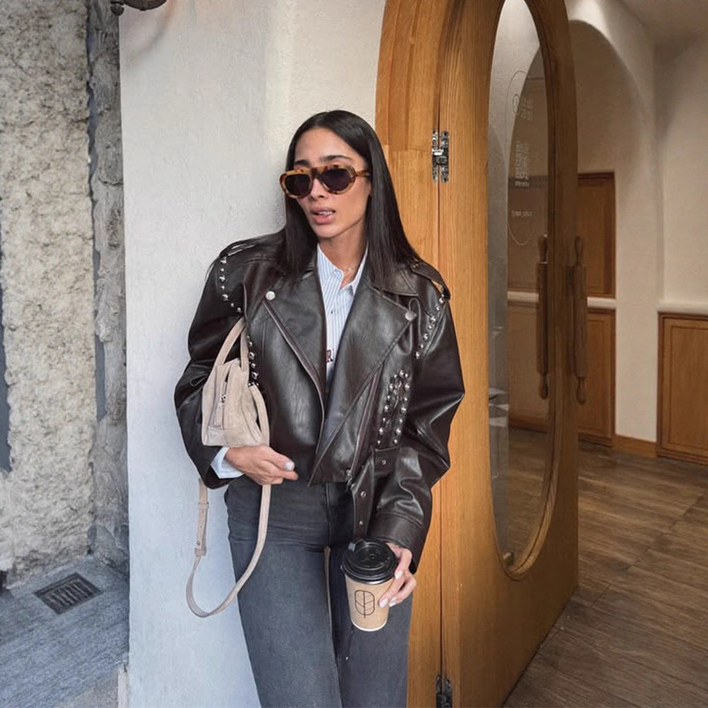 Damen Kurze Nieten-Bikerjacke aus Lederimitat mit Taillengürtel Echoarchiv