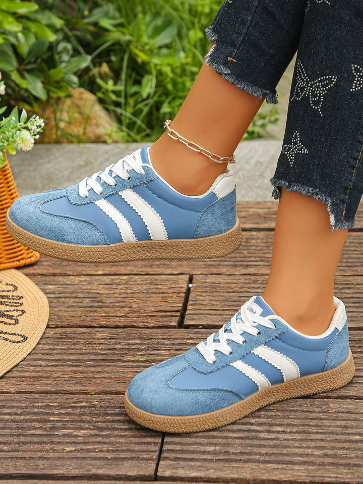 Damen Retro-Sneaker mit Velours-Overlays, Zierstreifen und profildetails – Névara