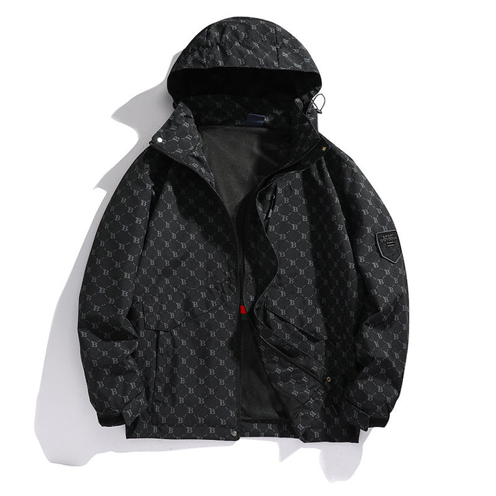Herren Kapuzen-Softshelljacke mit Allover‑Monogramm, atmungsaktivem Meshfutter und Reißverschlusstaschen – Taviero