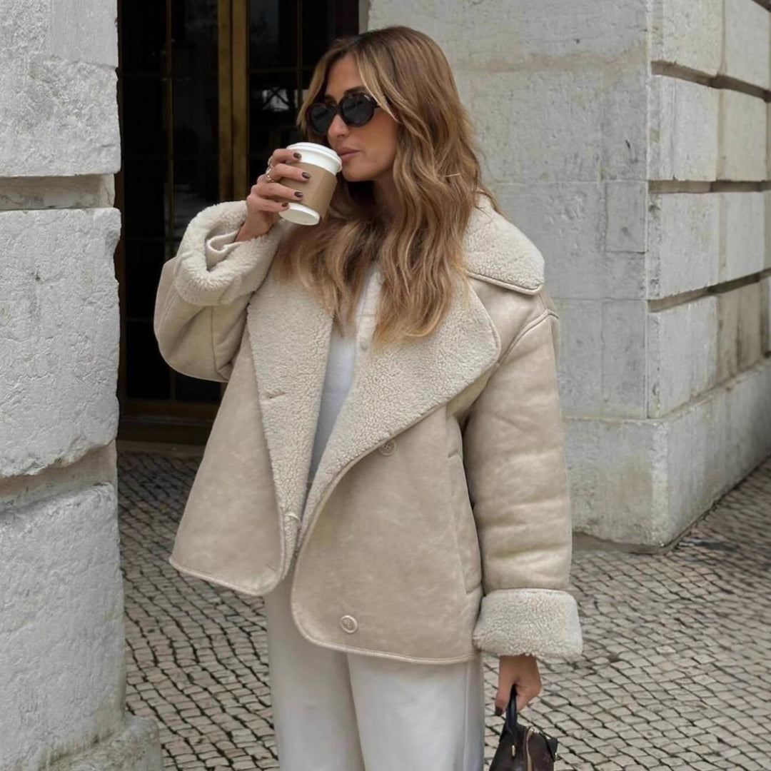 Damen Kurzjacke im Lammfell-Look mit Umlegekragen und seitlichen Eingrifftaschen Echo Archiv