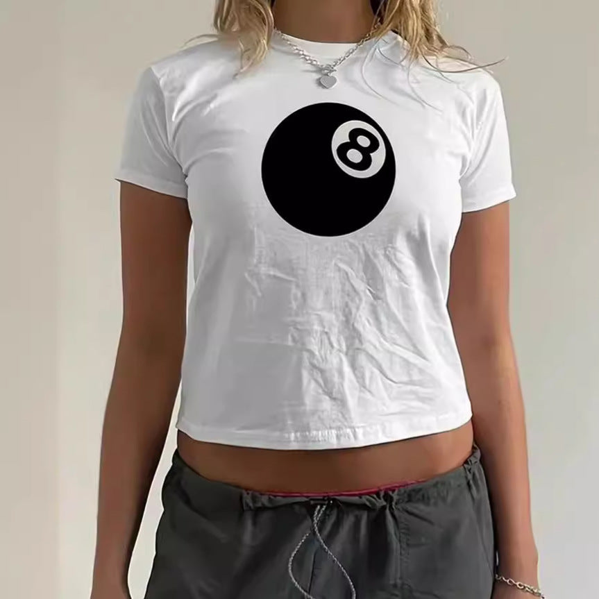 Damen cropped T-Shirt mit einzigartigem 8-Ball-Motiv und lässigem Schnitt Echo Archiv