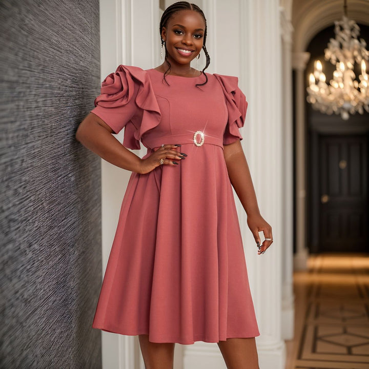 Damen Kleid mit voluminösen Rüschensäumen und eleganter Taillenschließe Echo Archiv