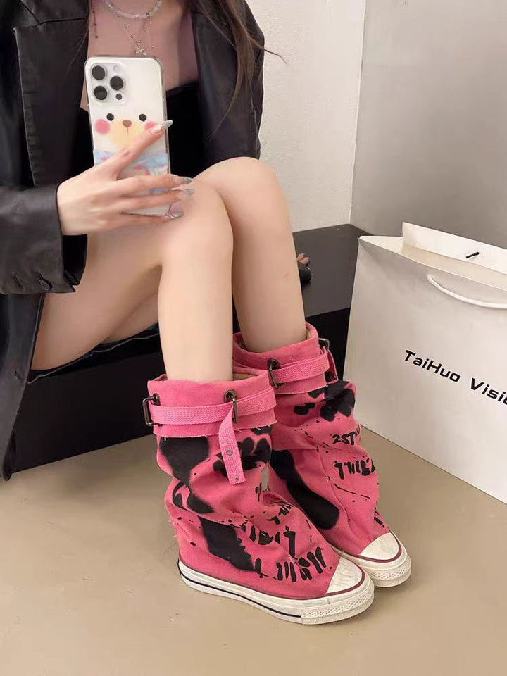 Damen Slouchy Canvas-High-Top Sneaker-Stiefel mit Gurt und Graffiti-Print Echo Archiv