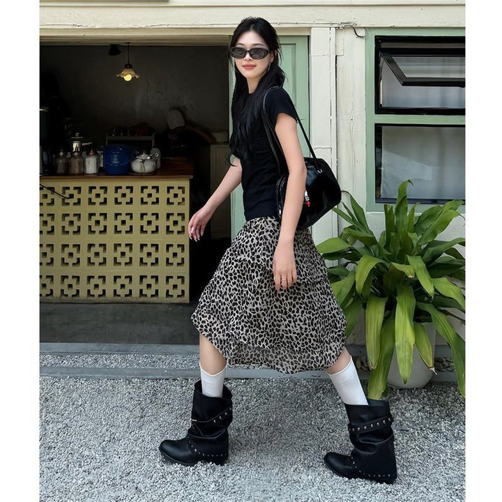 Damen Biker-inspirierte Slouch-Stiefelette mit Nietenriemen und Dornschließen-Detail – Varelle