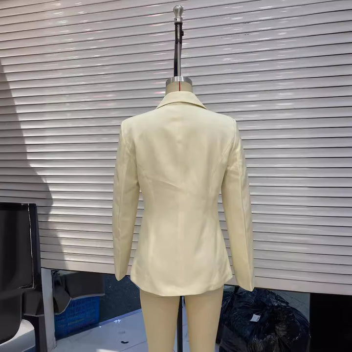 Damen nan taillierter Zweiknopf-Blazer mit Zierrosen am Revers und Pattentaschen Echo Archiv