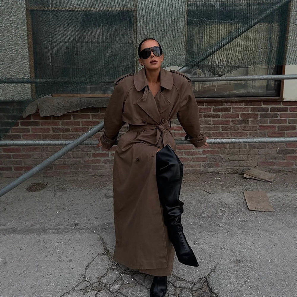Damen Maxilanger Trenchcoat mit betonter Schulterpartie, doppelter Knopfleiste und Bindegürtel Echoarchiv