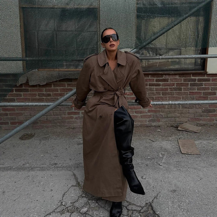 Damen Maxilanger Trenchcoat mit betonter Schulterpartie, doppelter Knopfleiste und Bindegürtel Echoarchiv