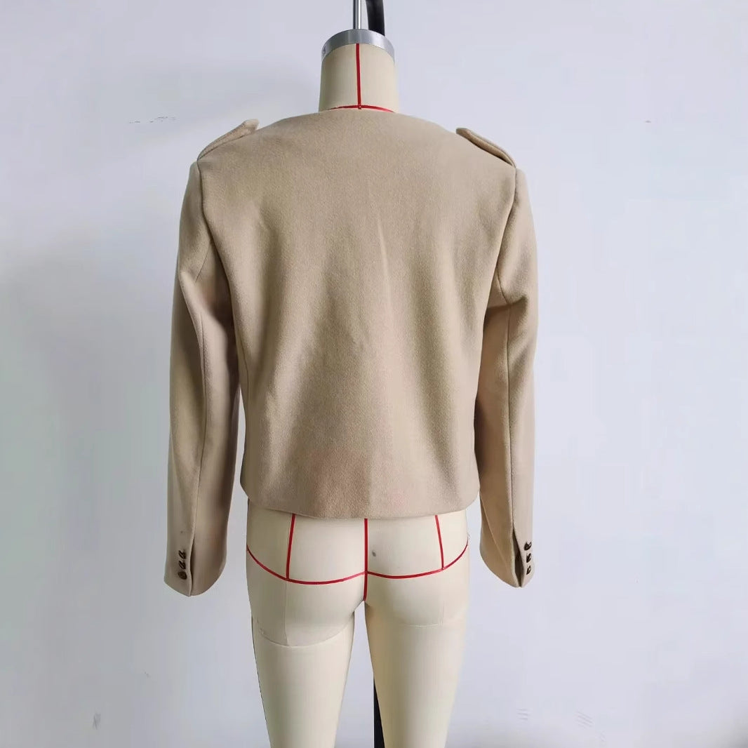 Damen kurze Wolloptik-Jacke mit Rundhalsausschnitt, aufgesetzten Pattentaschen und Schulterpatten – Célinea
