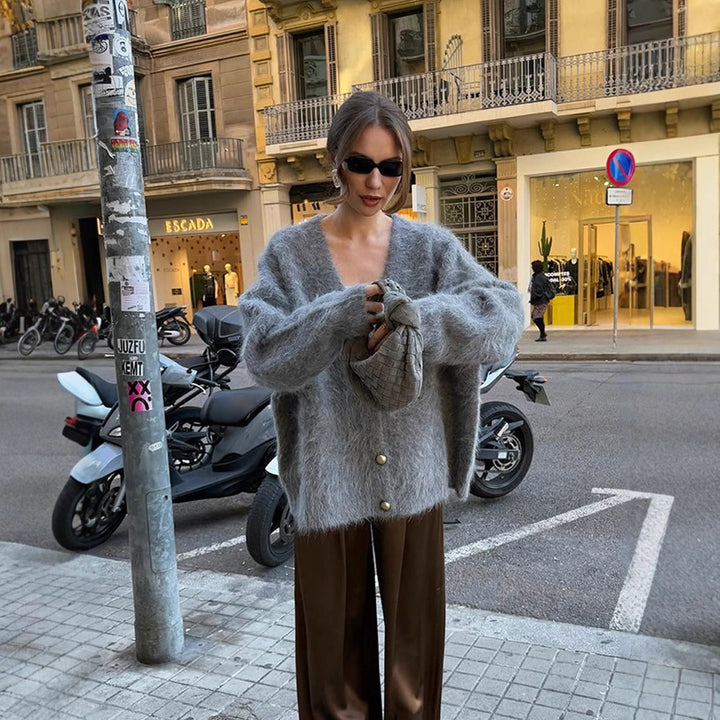 Damen Flauschige Mohair‑Optik Oversize‑Strickjacke mit V‑Ausschnitt und goldenen Zierknöpfen Echoarchiv