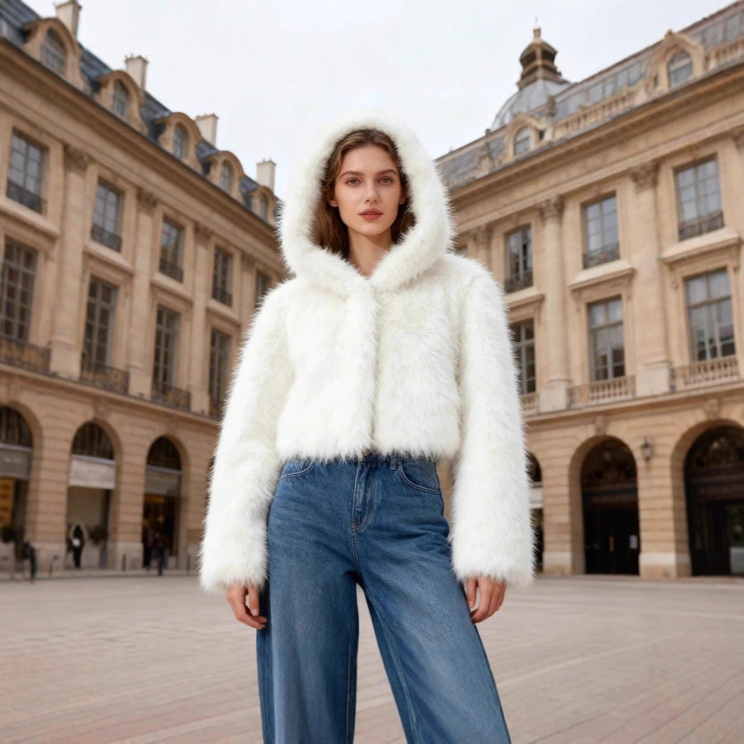 Damen Cropped Kunstpelzjacke mit Kapuze, glatter High‑Pile‑Optik und schmaler Saum Echo Archiv