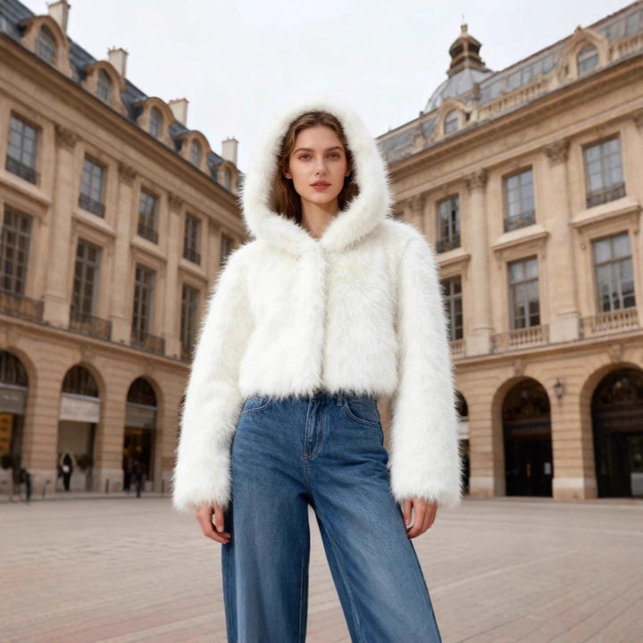 Damen Cropped Kunstpelzjacke mit Kapuze, glatter High‑Pile‑Optik und schmaler Saum Echo Archiv