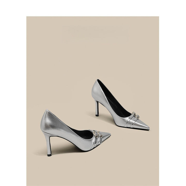 Damen Spitz zulaufende Lackpumps mit schmalem Stiletto und dekorativer Glanz‑Schnalle – Lioré