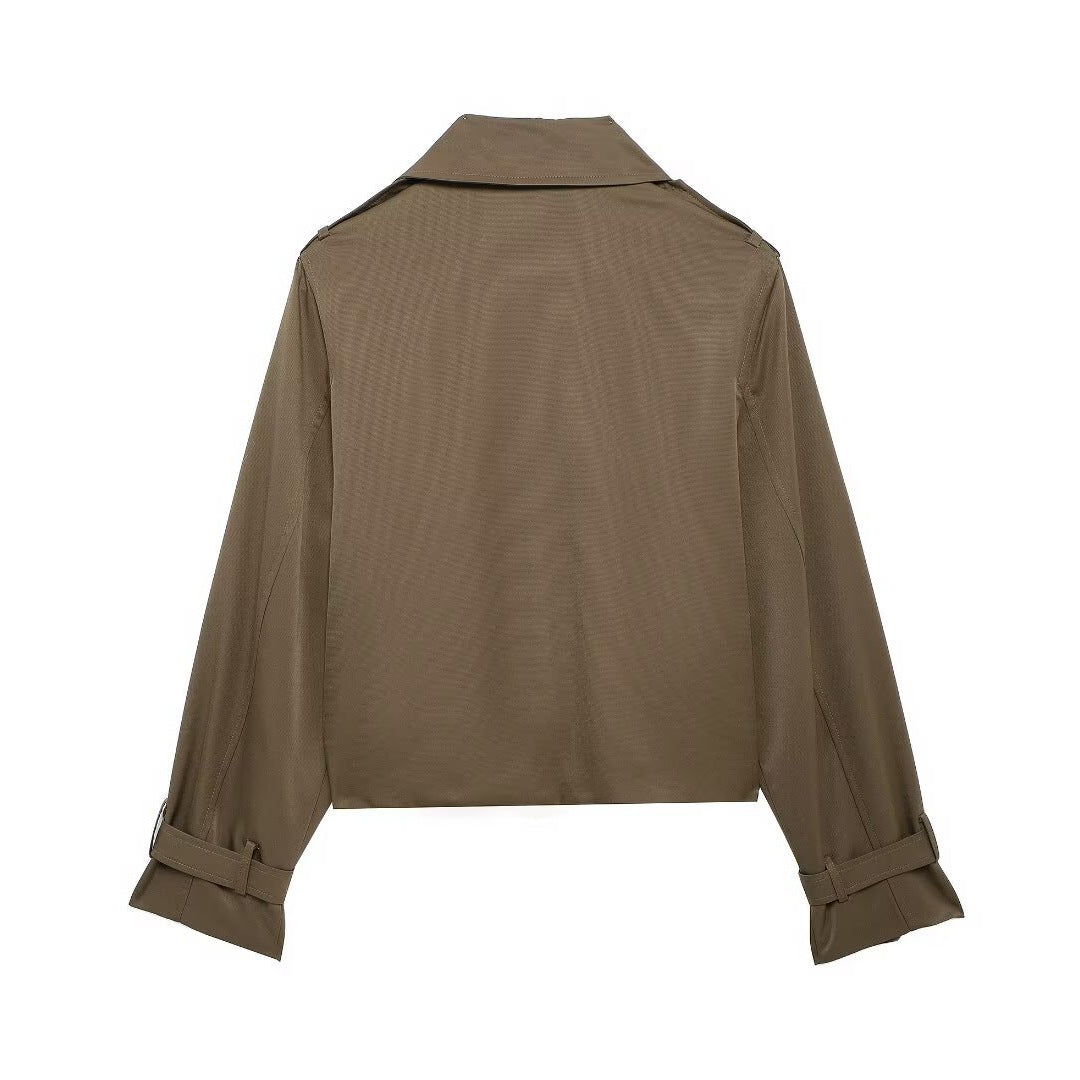 Damen kurzer Cropped Trenchcoat im Boxy‑Schnitt mit doppelreihiger Knopfleiste Schulterklappen und verstellbaren Ärmelriemen – Montévia