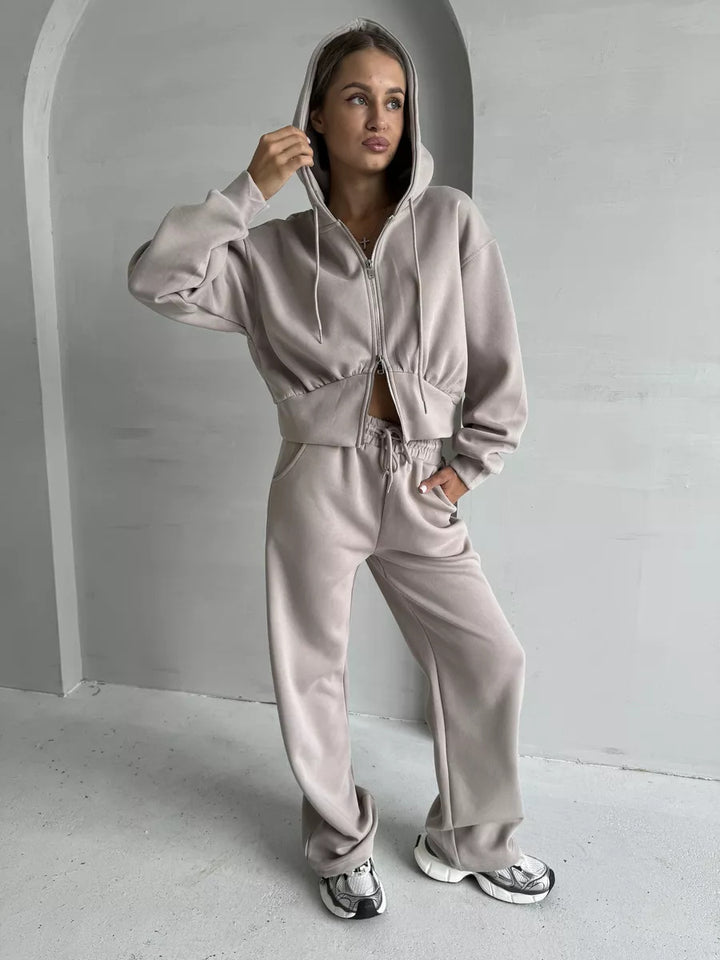 Damen gekürzte Zip-Kapuzenjacke mit formender Taillennaht und relaxed High-Waist Loungehose – Auréline