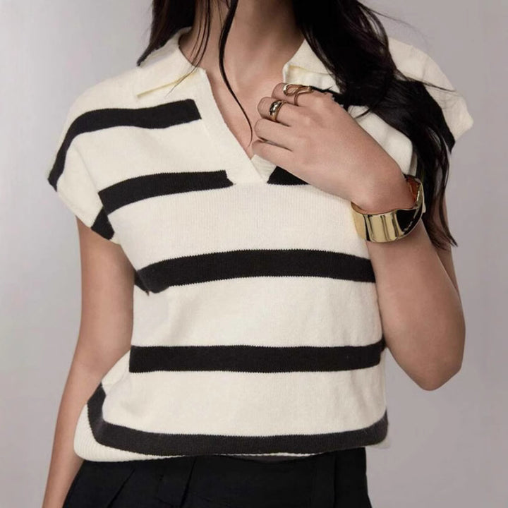 Damen Gestreiftes Kurzarm-Stricktop mit V-Kragen und überschnittener Schulter – Avérine