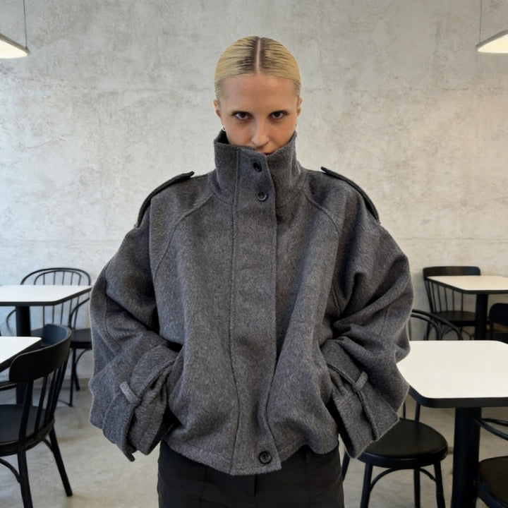 Damen nan kurzer Wollmix-Blouson mit hohem Stehkragen, Schulterpatten und voluminösen Ballonärmeln Echo Archiv