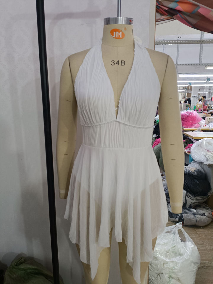 Damen Eleganter Wickel-Badeanzug mit tiefem V-Ausschnitt und Chiffonrock Echo Archiv